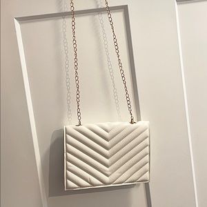 Brand new never worn, i just have too many purses!